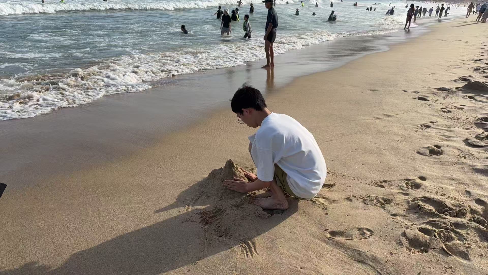 在海边沙滩上玩沙子