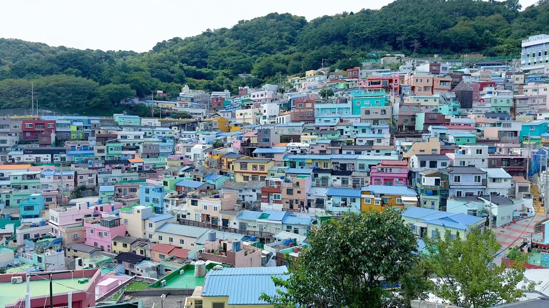 依山而建的彩色房屋