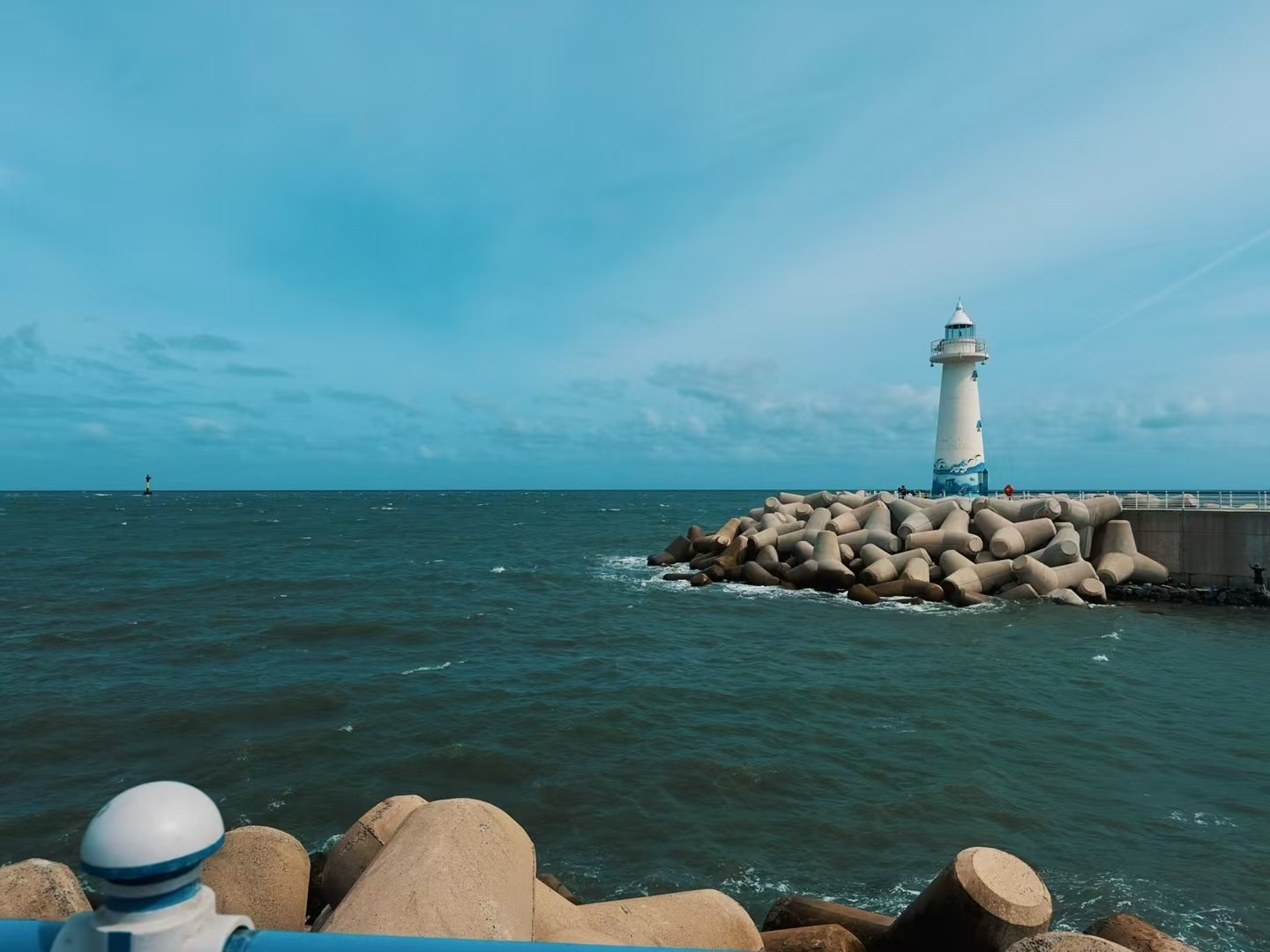 海岸边的红白灯塔