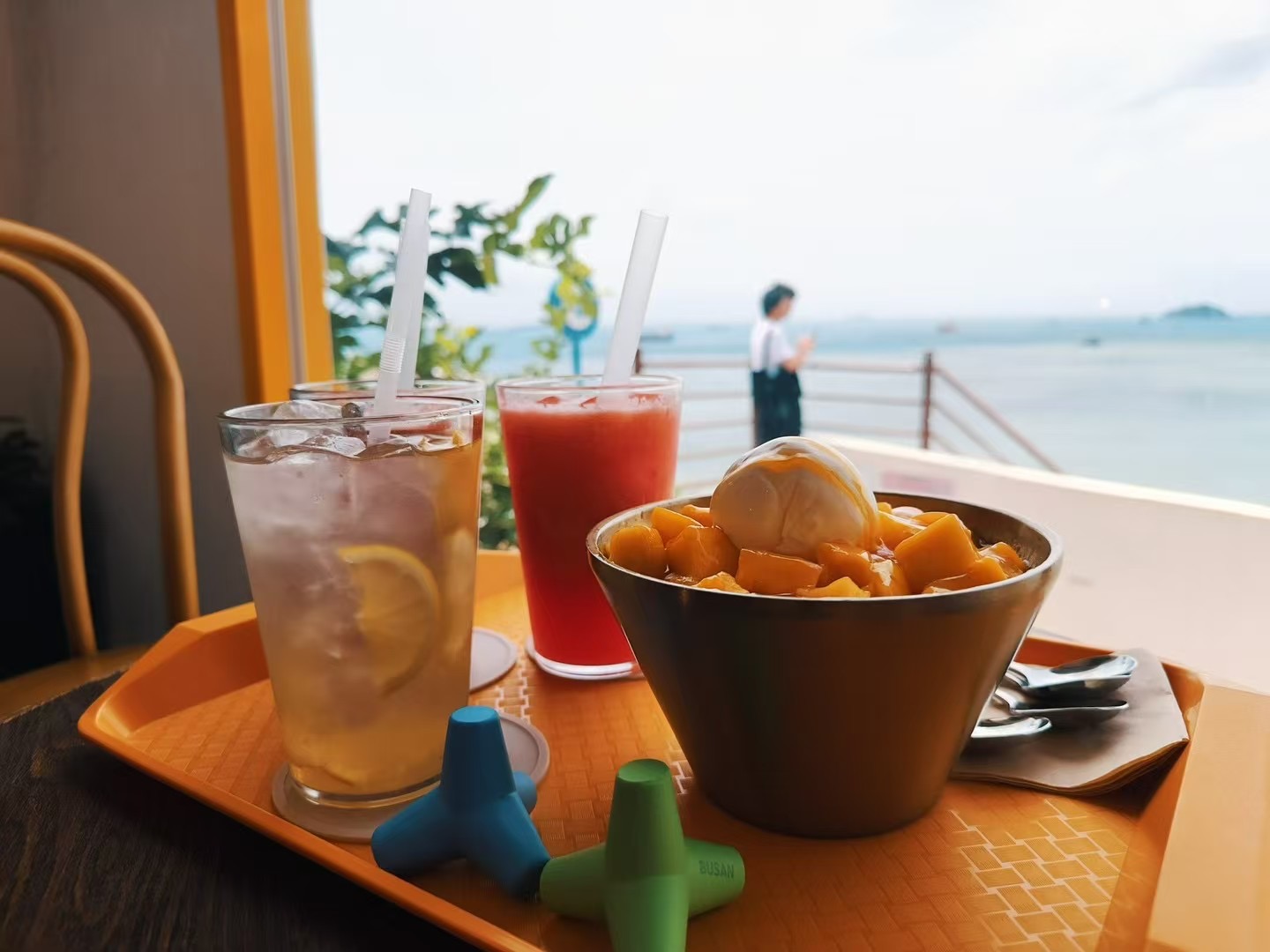 海景窗边的芒果冰与饮料