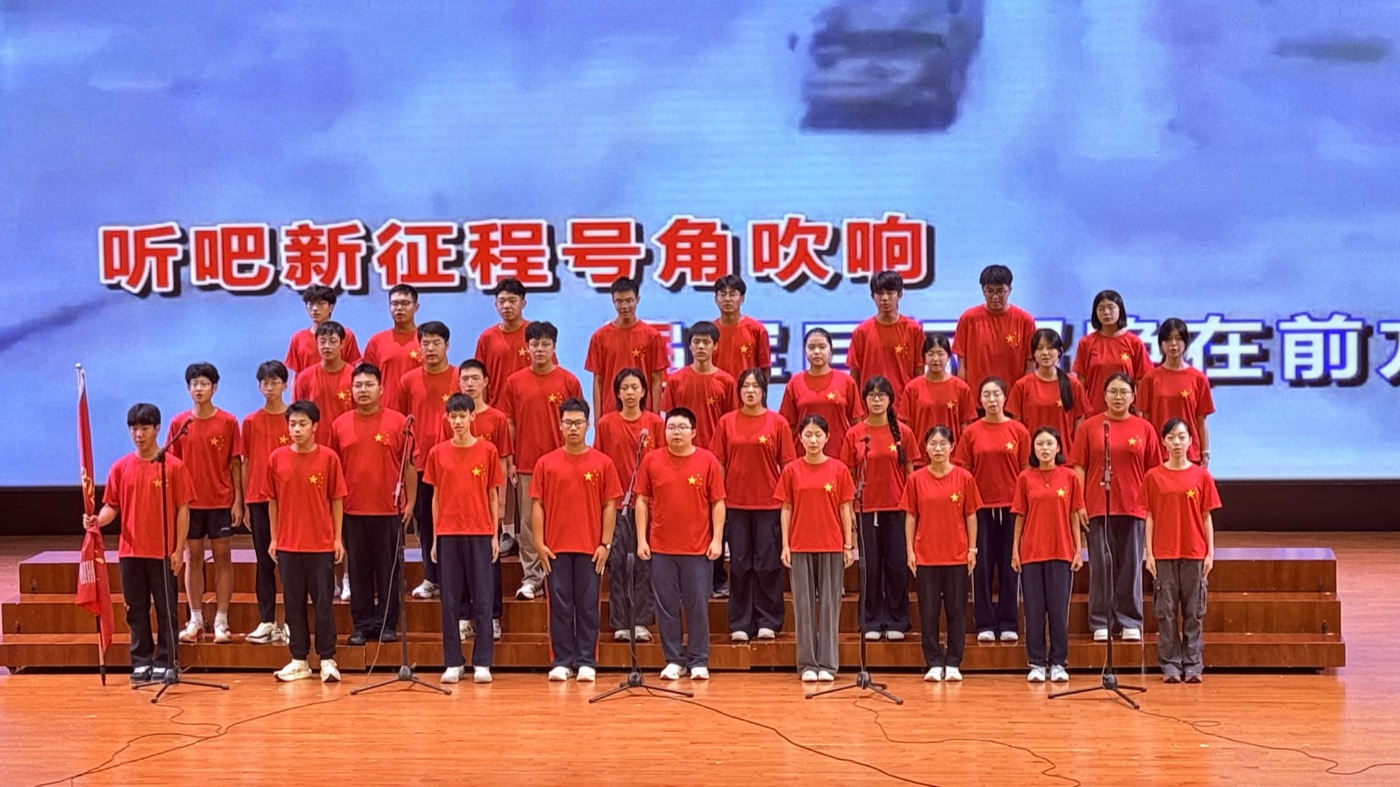 身穿红色上衣的同学在台上合唱